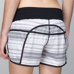 Lululemon Tracker Short II 
Mini Groovy Stripe Dune Horizontal / Black size 8